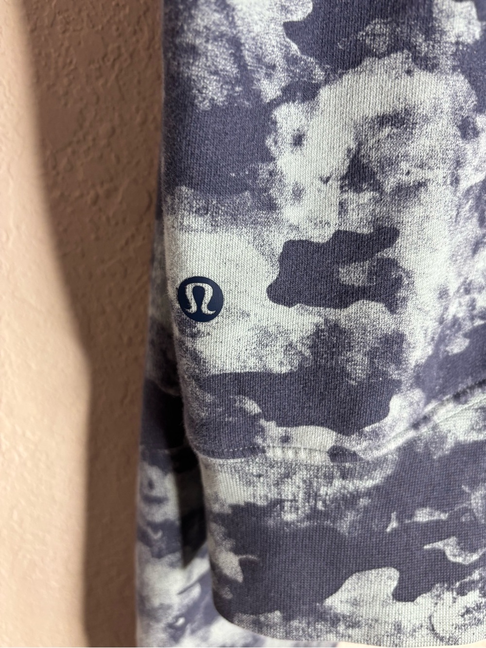 Lululemon Loungeful Cropped Hoodie
Heritage Camo Wash WP Blue Multi size 10 - Picture 5 of 5